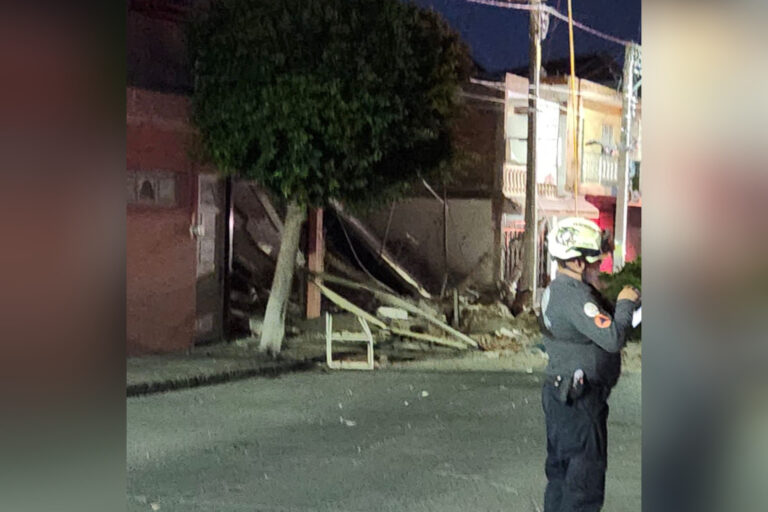 Explosión por acumulación de gas deja dos bomberos con lesiones graves y daños materiales en León