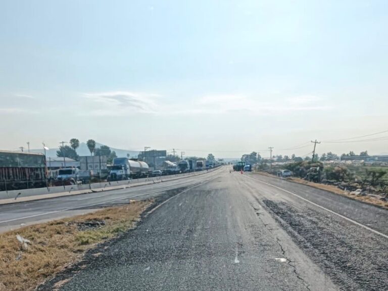 Continúa bloqueo en la carretera 1110