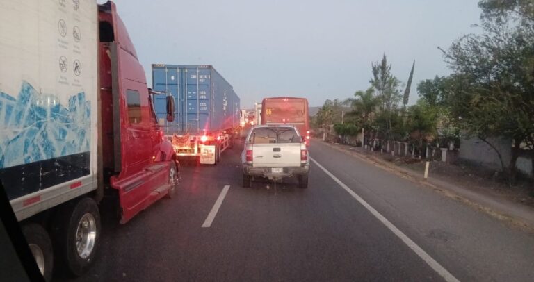 Choque entre camiones de carga provoca cierre total de la carretera Pénjamo-La Piedad