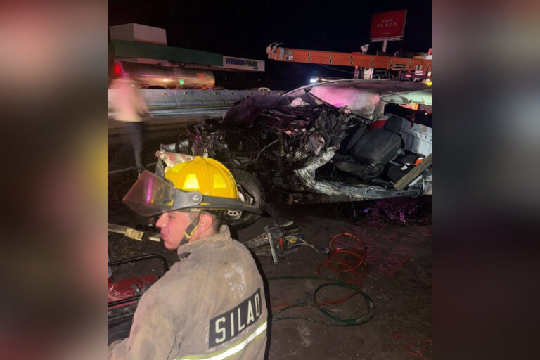 Hombre queda gravemente lesionado tras quedar prensado luego de chocar contra trailer
