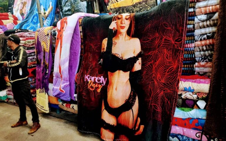 Karely Ruiz causa revuelo en Tepito; busca sus famosas cobijas con su imagen