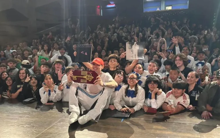 Peso Pluma es homenajeado en Texas; le dan su propio día y llaves de la ciudad