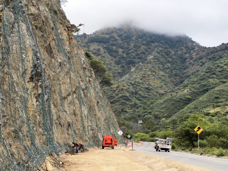 SOP fortalece seguridad vial en Xichú con estabilización de taludes