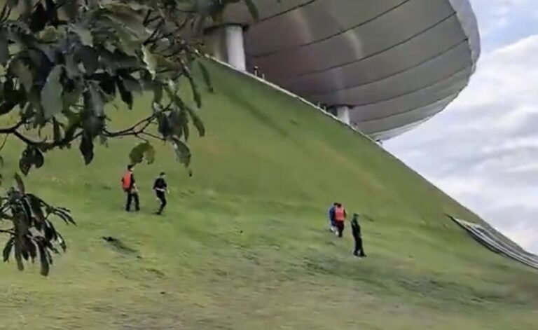 Aficionados usan el Estadio Akron de resbaladilla y terminan detenidos