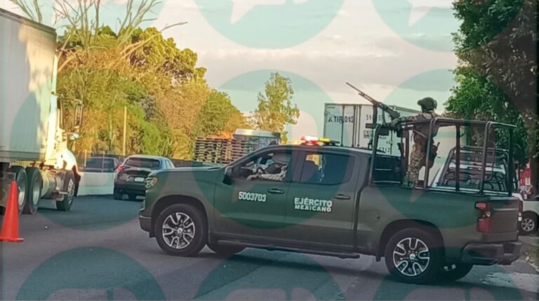 Persecución en carretera Panamericana termina con camión asegurado en Apaseo el Grande