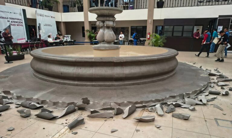 Con un mazo, un hombre destrozó la fuente de la Presidencia Municipal de Celaya