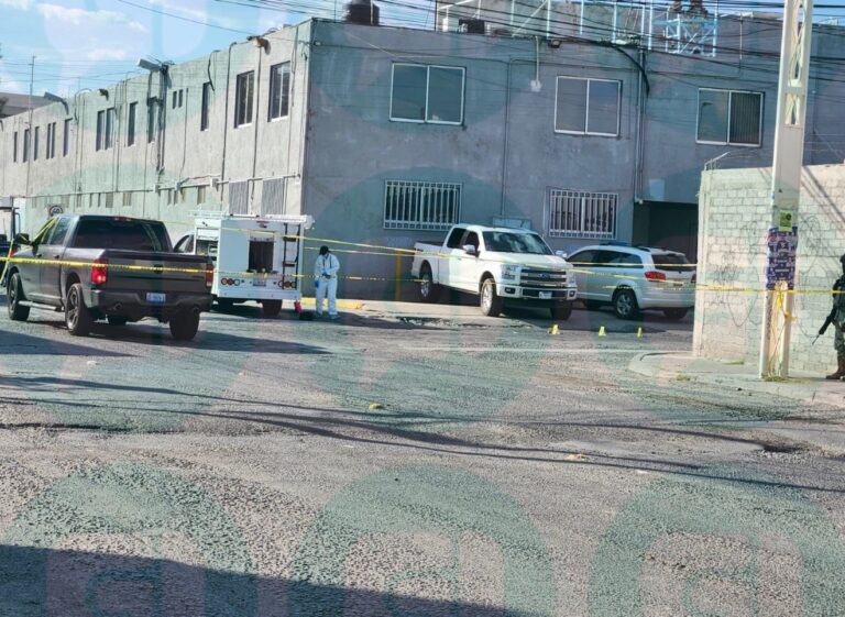 Hombre muere al interior de su camioneta blindada tras resguardarse luego de ataque a balazos