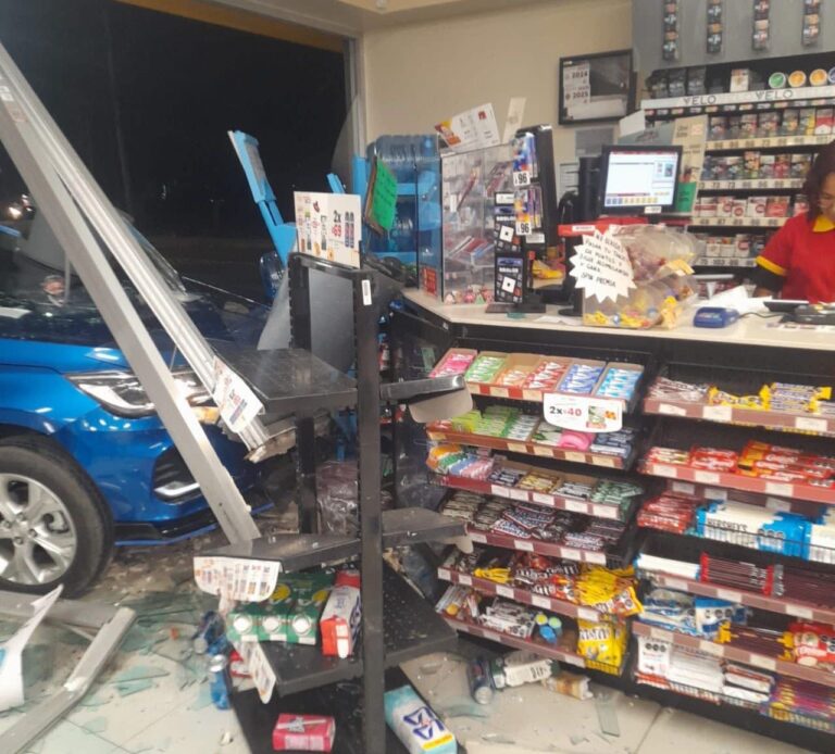 Auto se impacta contra un Oxxo en Irapuato