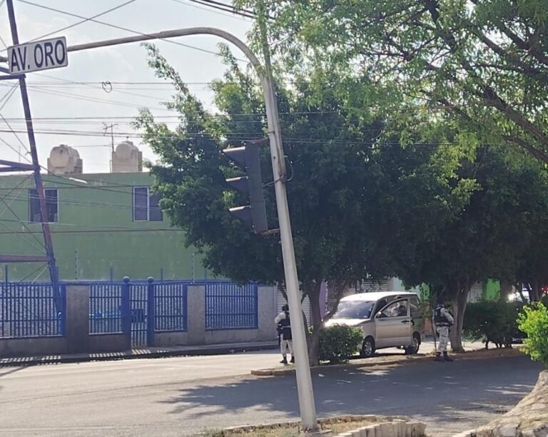 Motosicarios matan a hombre mientras esperaba en semáforo de avenida El Sauz