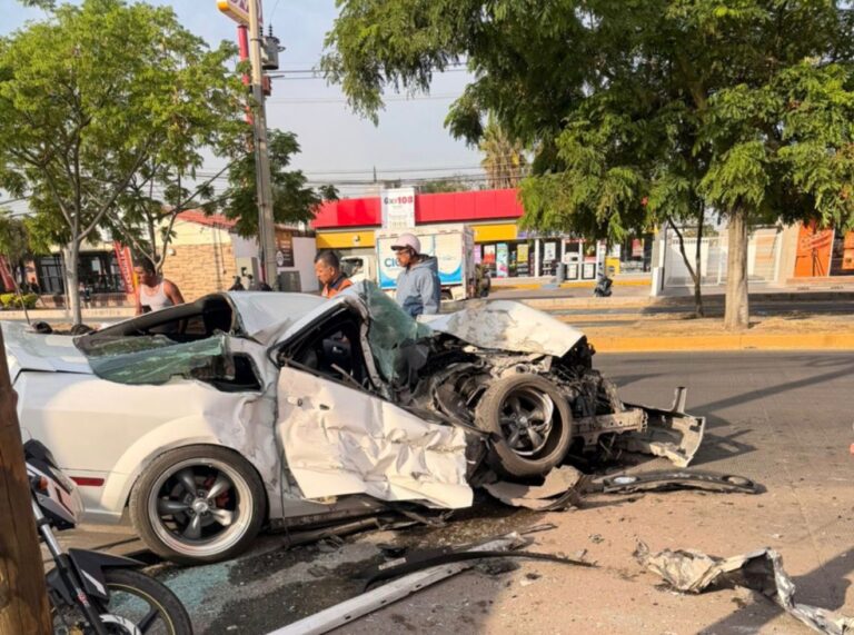 Choque entre Mustang y camión repartidor de agua deja un herido en estado crítico
