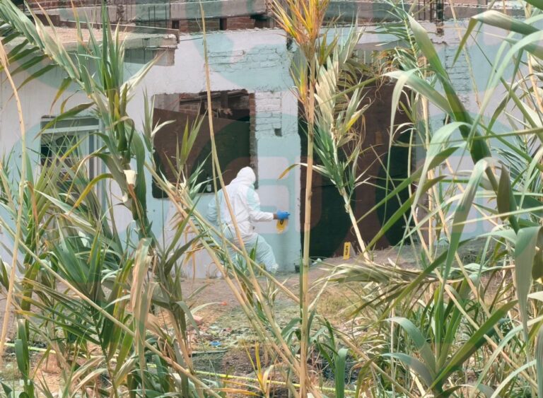 Asesinan a balazos a joven adentro de casa en obra negra