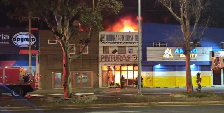 Incendio consume negocio en Celaya; no se reportan personas lesionadas