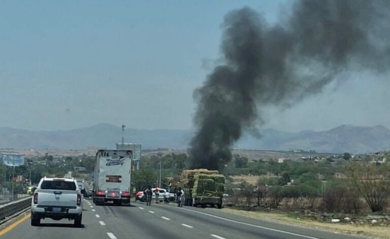Incendio consume camión cargado con pacas de rastrojo en la Irapuato-Silao
