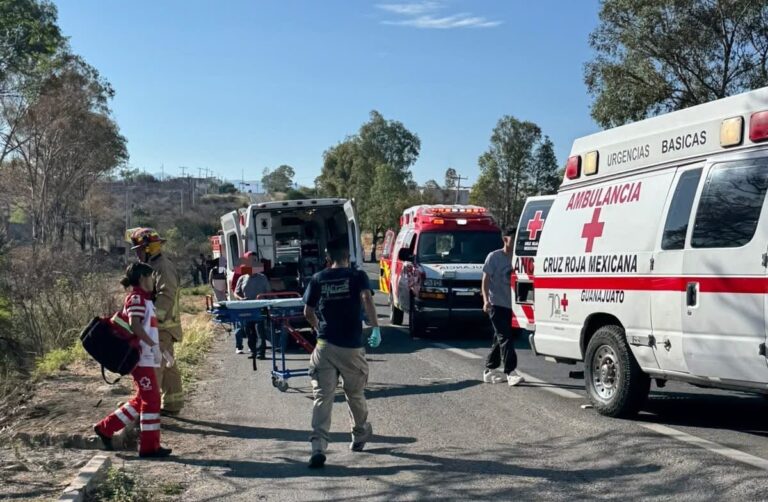 Camioneta vuelca en la Guanajuato-Juventino Rosas; hay una persona sin vida y 6 lesionados