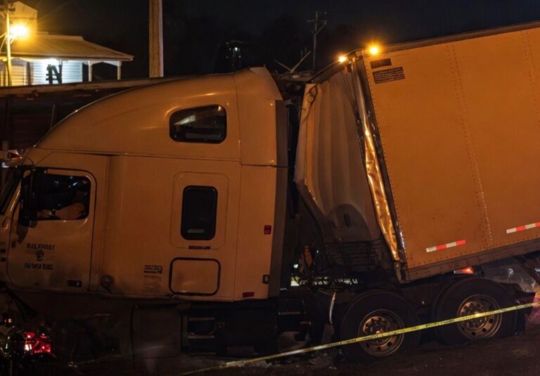 Camionero pierde la vida tras fuerte choque en la carretera Pénjamo-La Piedad