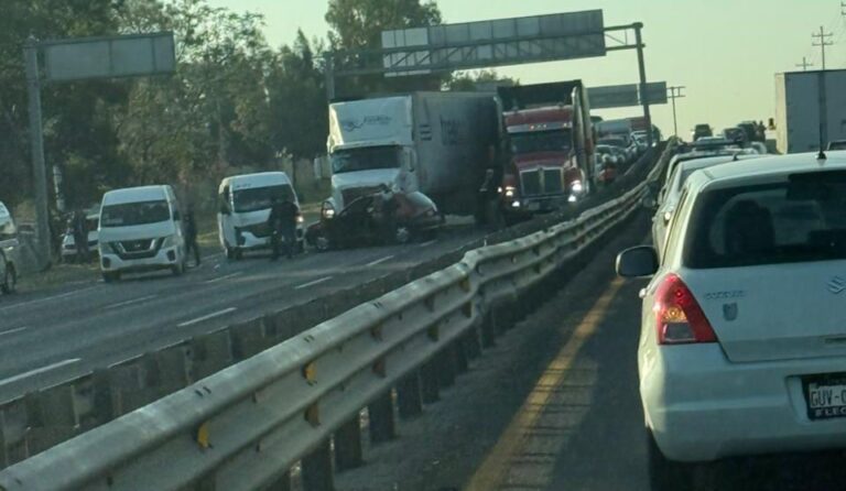 Accidente colapsa la Silao–León a la altura de Puerto Interior