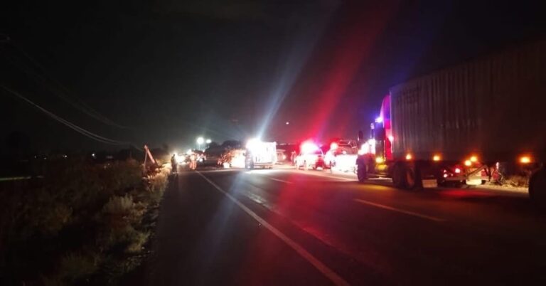 Choque entre camioneta y vehículo compacto deja dos personas sin vida en la carretera Celaya-Juventino Rosas