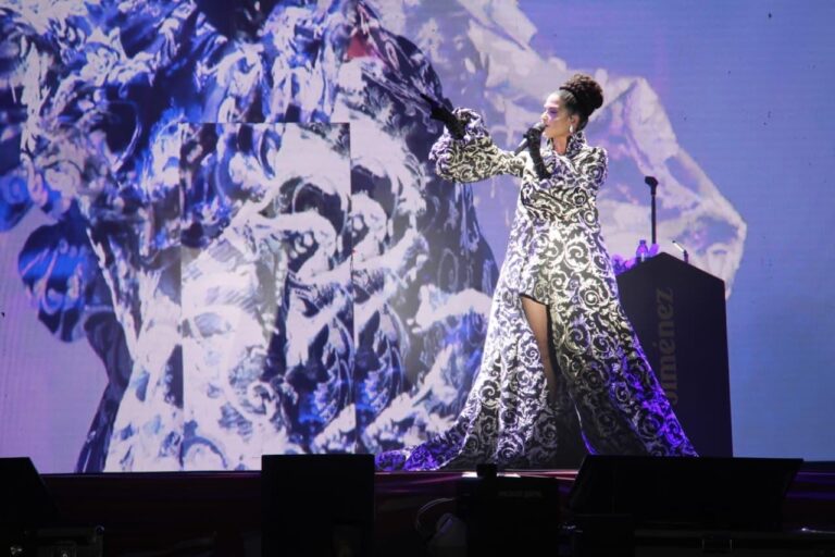 Natalia Jiménez le canta a las mamás en emotiva celebración