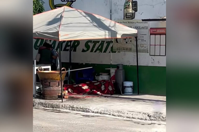Hombres armados matan a dos personas en puesto de carnitas