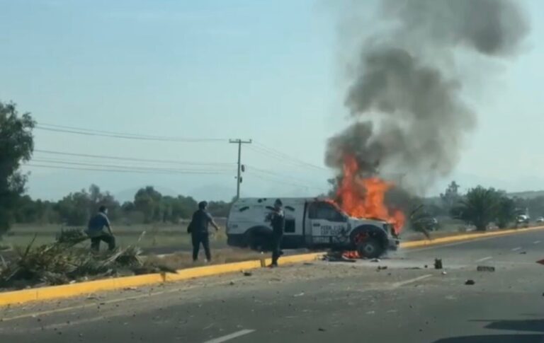 Camioneta de traslado de valores se incendiada en la Celaya-Comonfort