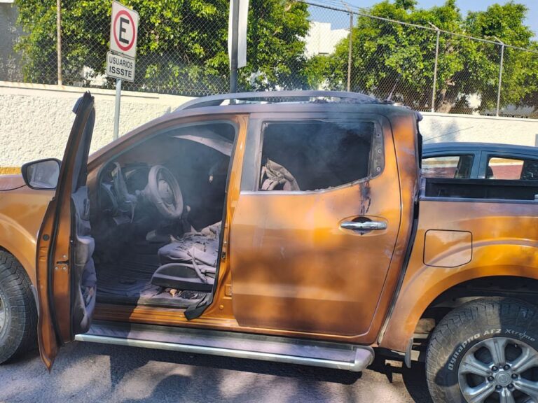 Arde camioneta afuera de la clínica ISSSTE Celaya