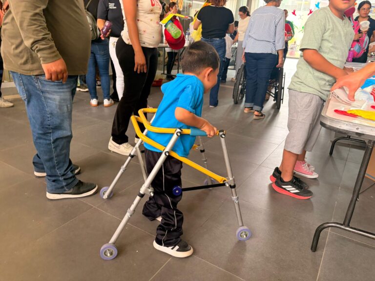 Alegría y diversión viven niñas y niños en el Centro de Rehabilitación de Personas con Discapacidad