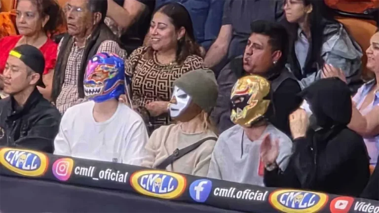 BTS sorprende al asistir a función de lucha libre en la Ciudad de México