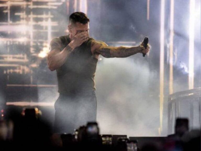 Sufre Ricky Martin incidente con gas lacrimógeno