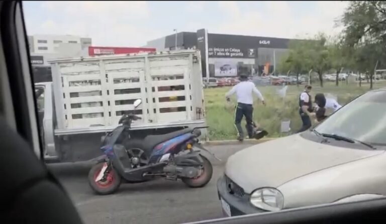Graban en video a tránsitos de Celaya golpeando a ciudadanos que agredieron a personal de la grúa