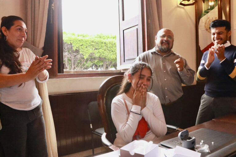DIF Municipal entrega aparatos auditivos a personas con discapacidad auditiva