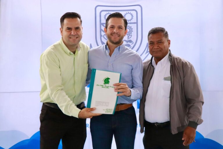 Entrega Chelis Oliveros, escrituras a directivos del CBTA 175