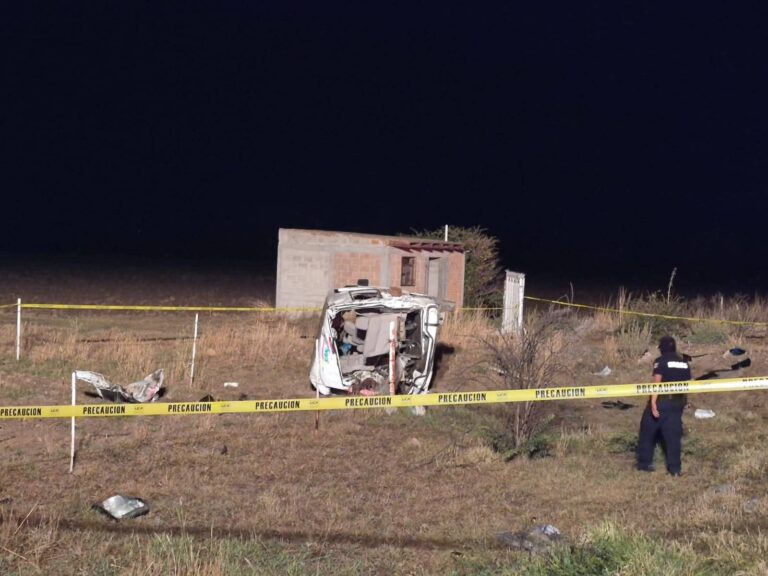 Volcadura de transporte de personal deja un muerto y varios heridos