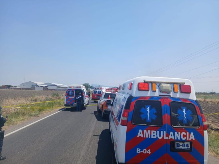 Hombre muere calcinado y resultan 3 lesionados tras choque frontal entre dos automóviles