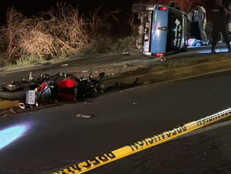 Fatal accidente deja un motociclista muerto y un auto volcado