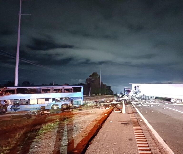 Choque entre trailer y autobús de pasajeros deja varias personas sin vida en la carretera federal 57