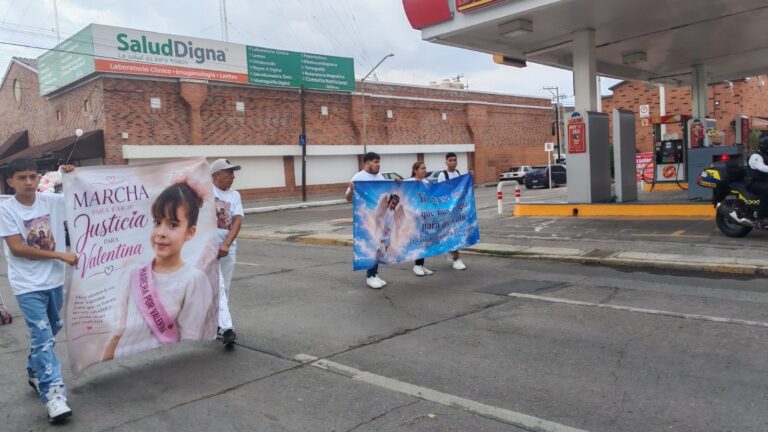 Familiares y amigos dan último adiós a Valentina; exigen justicia por su asesinato
