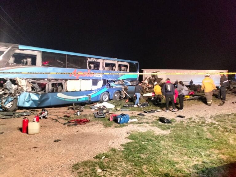 Asciende a 6 personas fallecidas y doce lesionadas el saldo del choque entre autobús y trailer