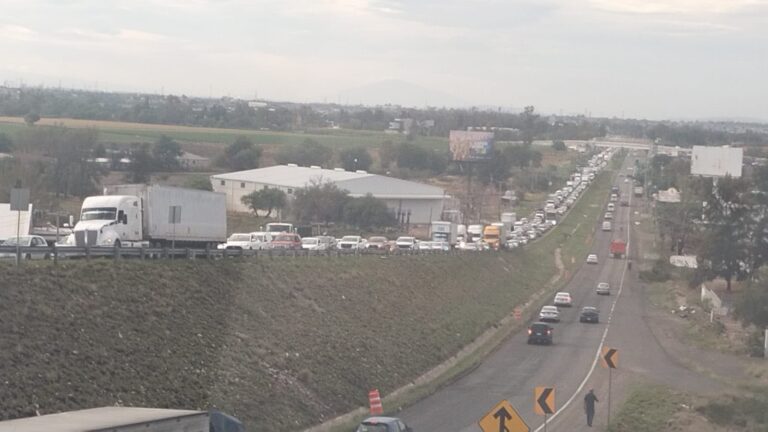 Accidente múltiple provoca intenso caos vial en la carretera Irapuato-Silao