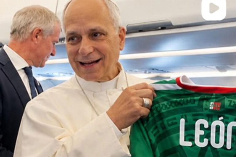 El Papa León posa con la playera de la selección mexicana