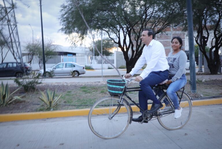 Titulares de dependencias estatales recorrieron colonias y comunidades de León