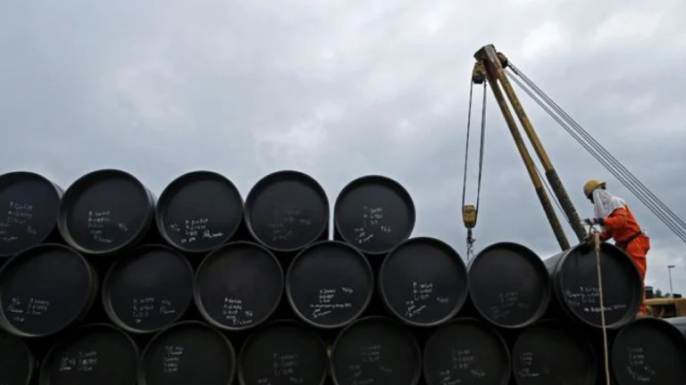 Petróleo cae 4% y bolsas asiáticas avanzan tras acuerdo entre Irán y EU