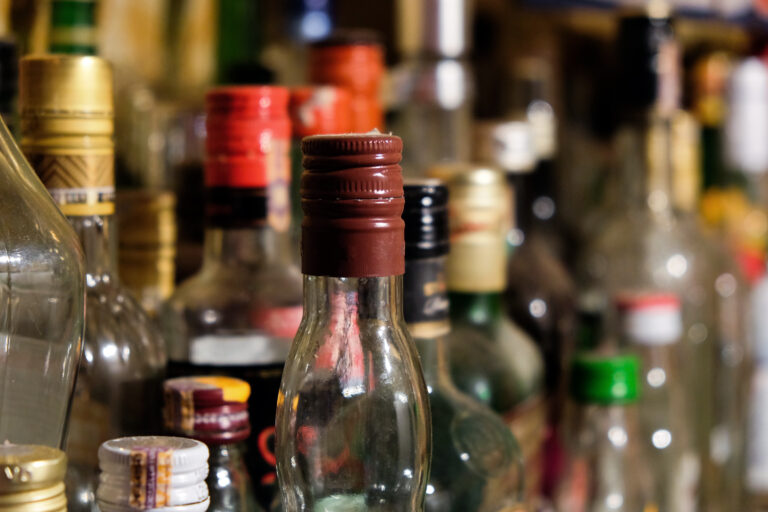 Paciente hospitalizado por presunta intoxicación por alcohol adulterado sigue en terapia intensiva