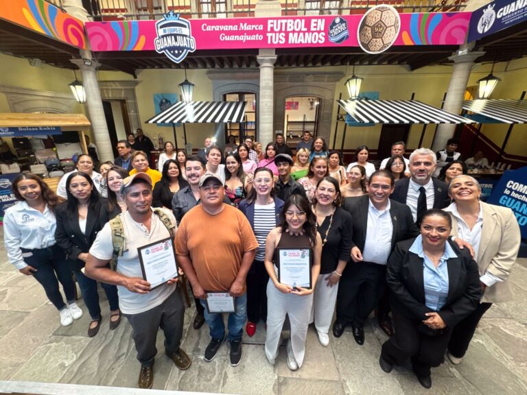 Gobierno de la Gente reconoce el talento artesanal con el concurso “Fútbol en tus manos”