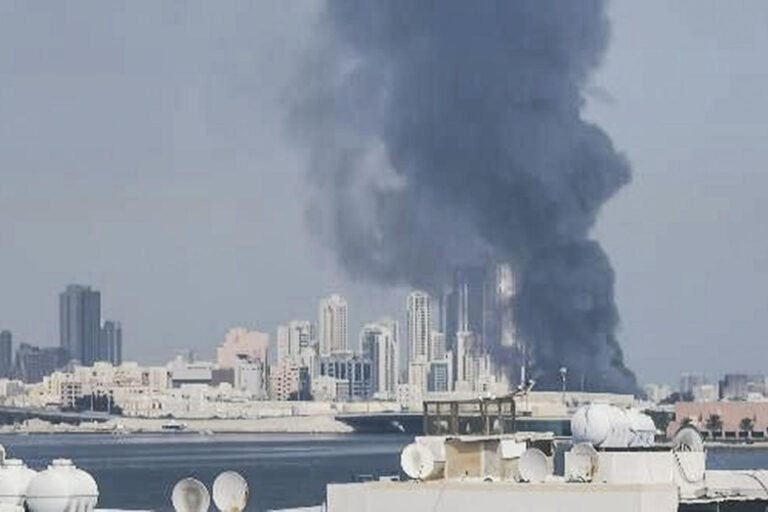Irán ataca Bahréin y Kuwait tras bombardeos de EU