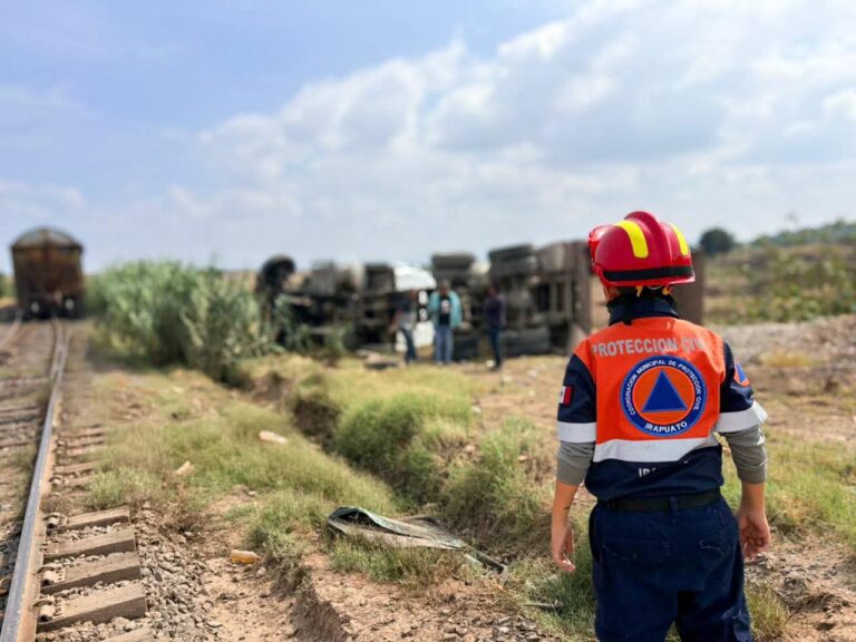 Tren impacta camión de volteo y deja un hombre sin vida