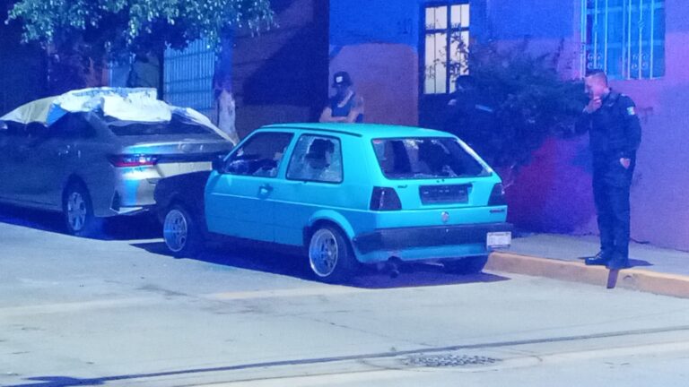 Balean automóvil en León; no se reportan personas lesionadas