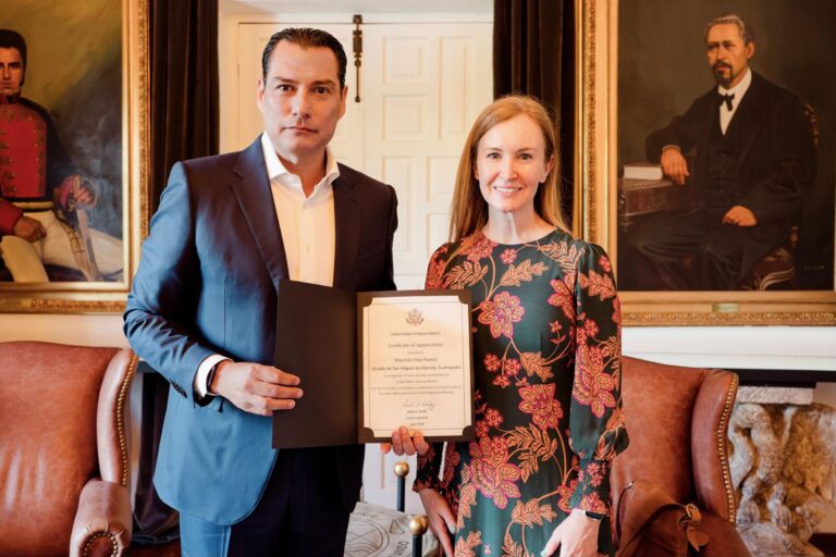Reconoce Embajada de Estados Unidos colaboración de alcalde sanmiguelense con la comunidad internacional