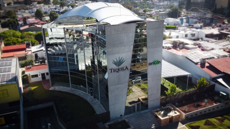 Consejo Regulador del Tequila alerta por venta de alcohol adulterado