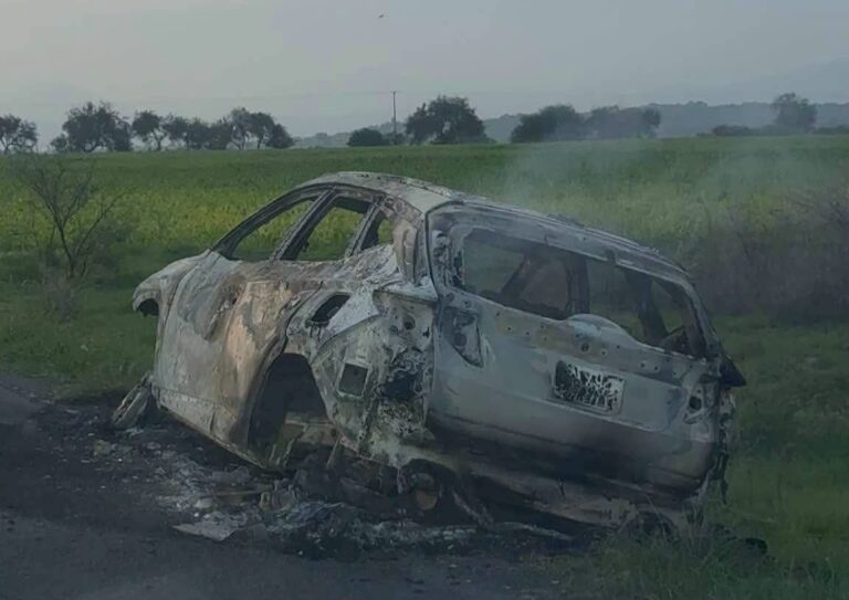 Localizan camioneta calcinada con al menos dos cuerpos al interior en Purísima de Altamira