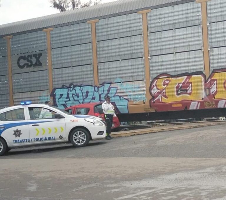 Tren arrastra vehículo que le quiso ganar el paso en Celaya